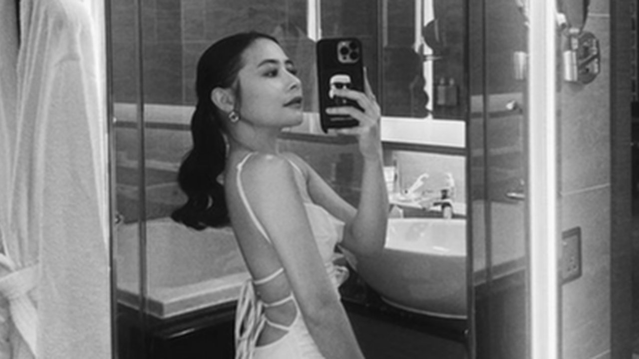 Prilly Latuconsina Pose Pakai Backless Dress di Kamar Mandi, Cantik Elegan & Body Goals Buat Iri