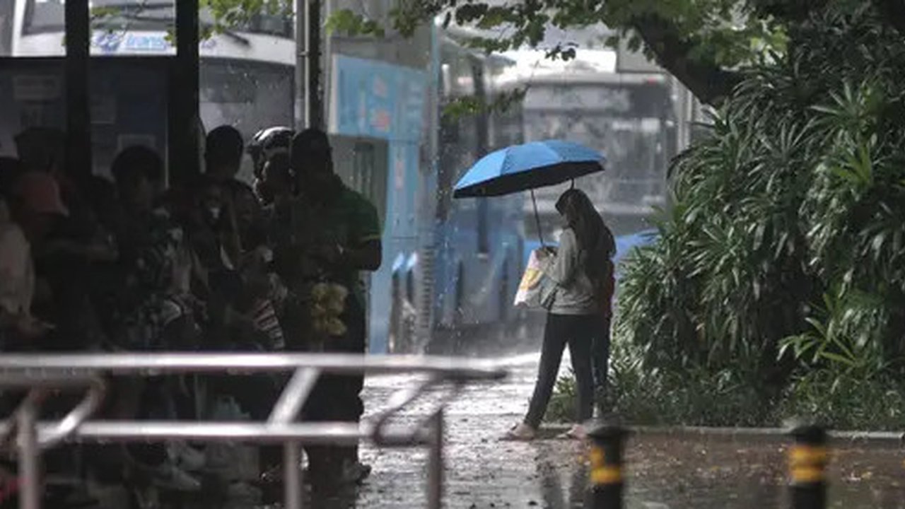 Warga menggunakan payung saat hujan mengguyur kawasan Monas, Jakarta Pusat, Kamis (5/1/2023). Warga diharapkan waspada serta mempersiapkan diri dengan perubahan cuaca yang akan terjadi selama