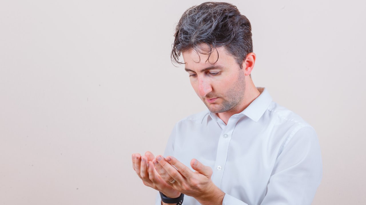 Ilustrasi berdoa. (Photo created by 8photo on www.freepik.com)