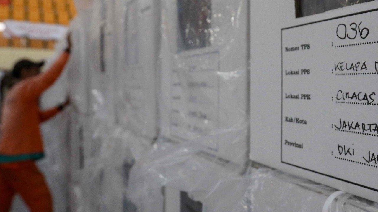 Terdapat ratusan kotak suara yang berada di GOR Pondok Karya Pembangunan. (Liputan6.com/Herman Zakharia)