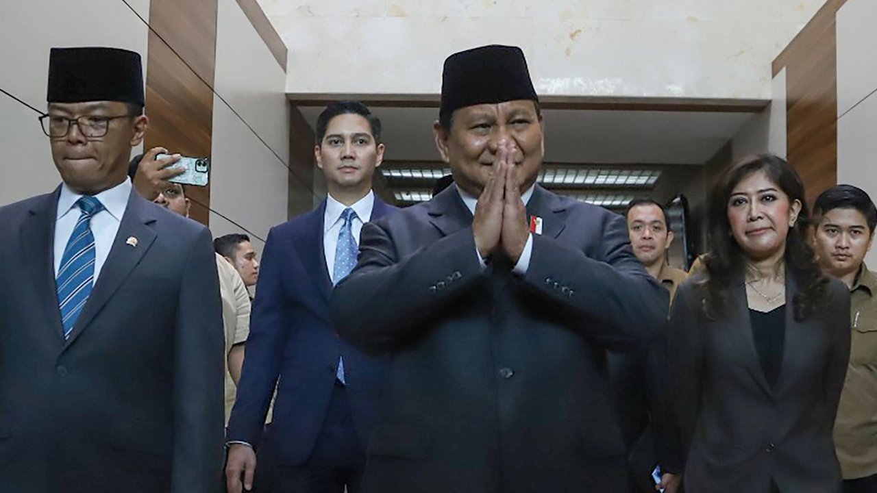 Menteri Pertahanan yang juga Presiden terpilih Prabowo Subianto saat mengikuti rapat kerja dengan Komisi I DPR di Kompleks Parlemen, Senayan, Jakarta, Rabu (25/9/2024).