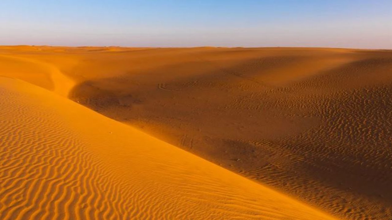 Gurun Rub al-Khali di Khubash, Arab Saudi.