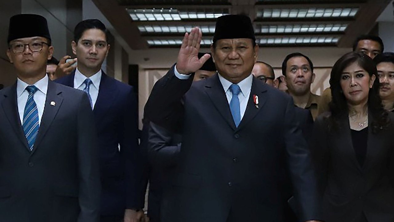 Menteri Pertahanan yang juga Presiden terpilih Prabowo Subianto saat mengikuti rapat kerja dengan Komisi I DPR di Kompleks Parlemen, Senayan, Jakarta, Rabu (25/9/2024).