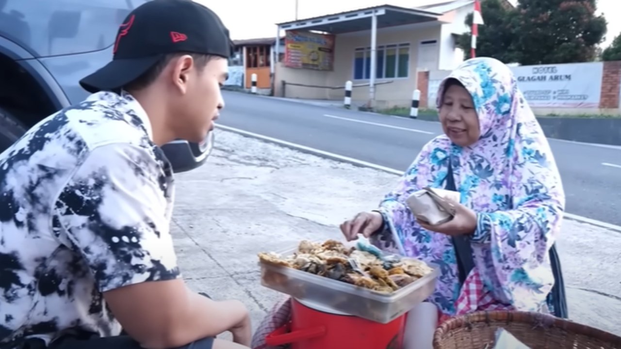 Sosok Wanita Paruh Baya Penjual Nasi Rames Keliling Melongo Melihat Tanboy Kun Makan Nambah Terus