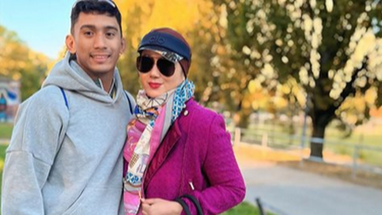 Gaya Serba Branded, Potret Marini Zumarnis Duduk Ngemper & Kaki Pakai Koyo Tunggu Daffa Ikut Berlin Marathon