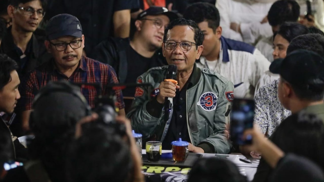 Mahfud MD hadir langsung di tengah-tengah para anak muda dalam kegiatan bertajuk 'Kota Medan Tabrak Prof' yang dilaksanakan di salah satu kafe Jalan Willem Iskandar, Pancing (Foto: Cristison Sondang Pane)
