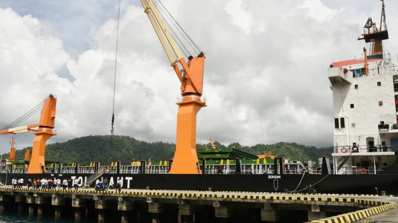 Asdep IPW Kemenko Marves Djoko Hartoyo melakukan monitoring dan evaluasi Tol Laut Tahuna yang terletak di Sangihe. (Dok Kemenko Marves)