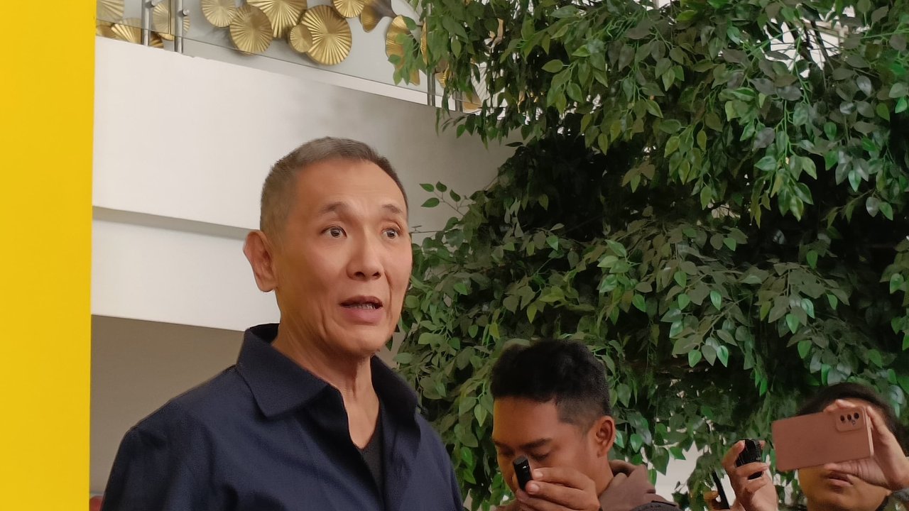 Jusuf Hamka resmi menyerahkan surat pengundurun dirinya di kantor DPP Partai Golkar.  (Liputan6.com/Angga Yuniar)