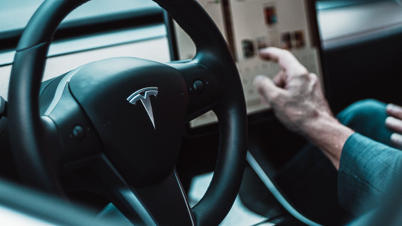 Ilustrasi mobil listrik Tesla. Credit: David von Diemar/Unsplash