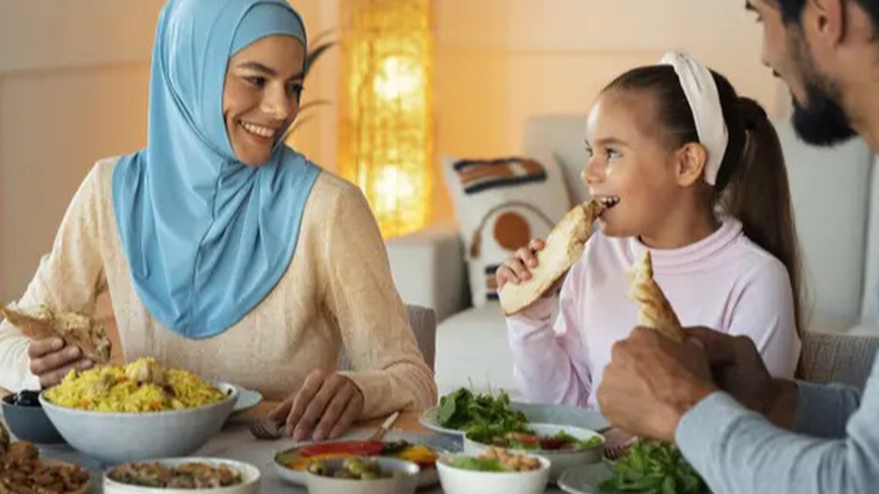 Ilustrasi buka puasa bersama. (Photo Copyright by Freepik)