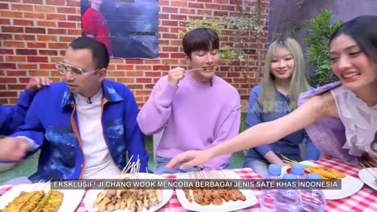 Potret Ji Chang Wook Makan Aneka Sate dan Minum Jamu Beras Kencur, Full Senyum Puji Semuanya Enak