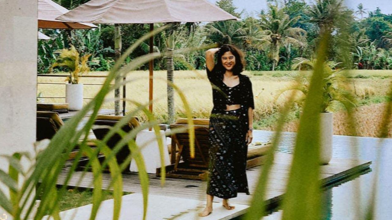 Potret Cantik Natural Dian Sastrowardoyo Belajar 'Kencan' dengan Diri Sendiri di Pinggir Sawah
