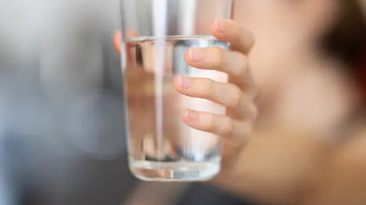 Minum air putih yang cukup saat sahur dan berbuka puasa. (unsplash.com/@enginakyurt)