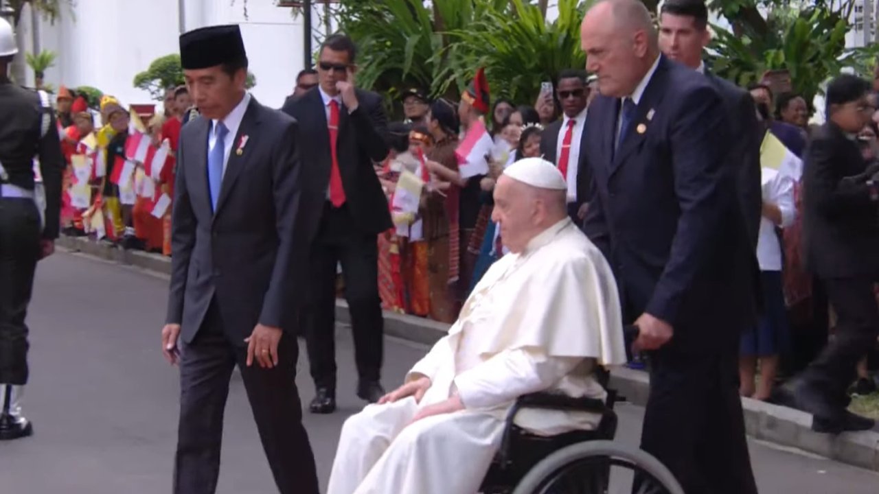 Paus Fransiskus tiba di Bandara Soekarno-Hatta