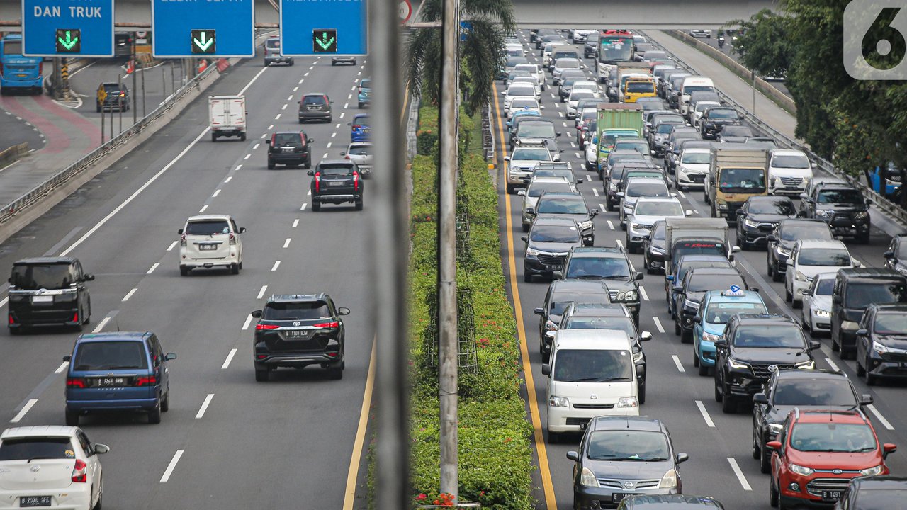 Kendaraan melintas di tol Semanggi, Jakarta, Sabtu (5/11/2022). Pemerintah berencana untuk mengimplementasikan bayar tol nontunai 'jarak jauh' atau nirsentuh mulai Desember 2022.  Sistem MLFF ini diharapkan bisa berjalan dengan baik dan dapat digunakan di seluruh ruas tol pada akhir 2023. Dengan demikian, maka pada 2024 semua ruas tol menggunakan sistem MLFF. (Liputan6.com/Faizal Fanani)