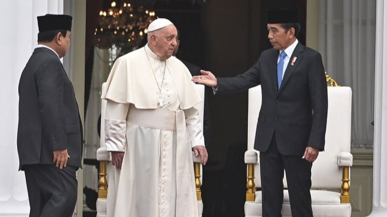 Jokowi kenalkan Prabowo ke Paus Fransiskus