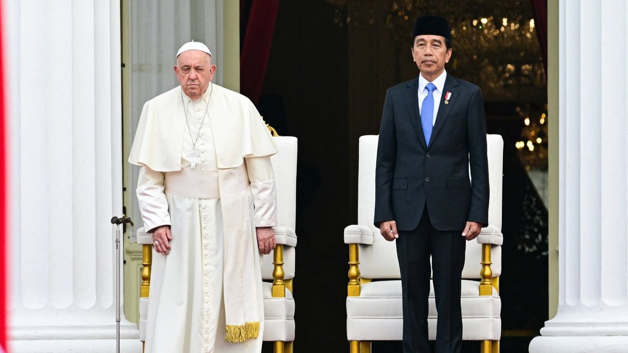 Paus Fransiskus kunjungi Indonesia dengan penuh kesederhanaan (@omkviral)