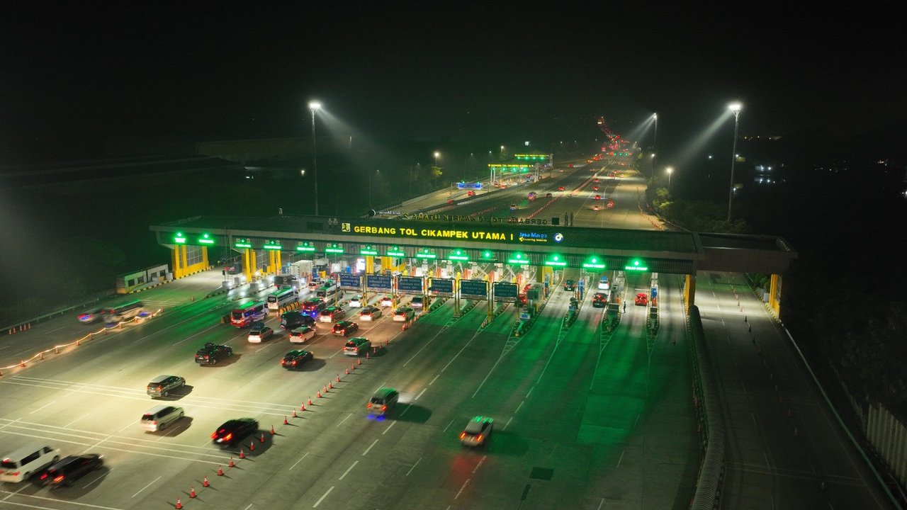 Skema rekayasa lalu lintas satu arah, alias one way dari Km 72 Jalan Tol Cipali sampai dengan Km 414 gerbang tol (GT) Kalikangkung Jalan Tol Batang-Semarang resmi diperpanjang hingga Selasa (9/4/2024) pukul 12.00 WIB.