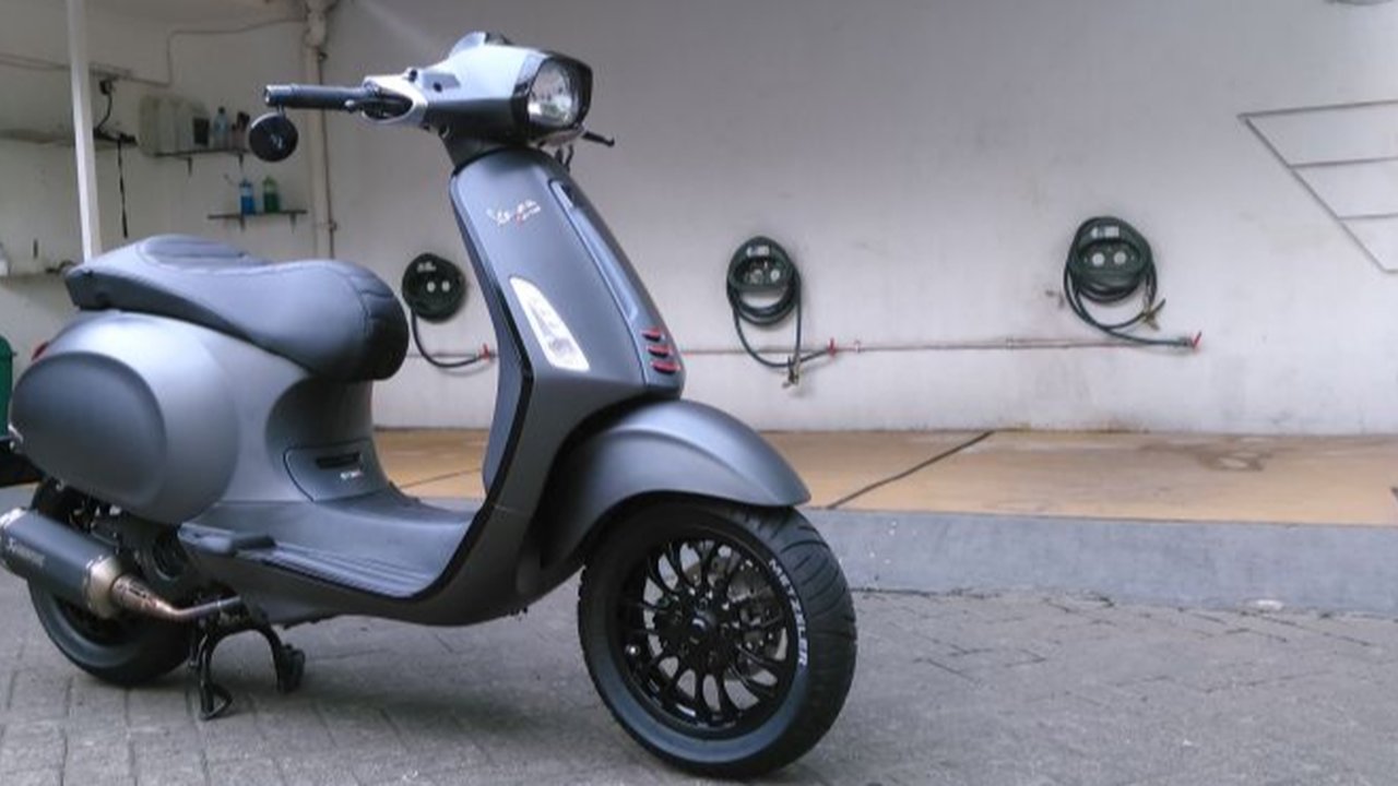 Cat dengan tekstur agak kasar ini memiliki perawatan yang gampang-gampang susah demi menjaga tekstur warnanya