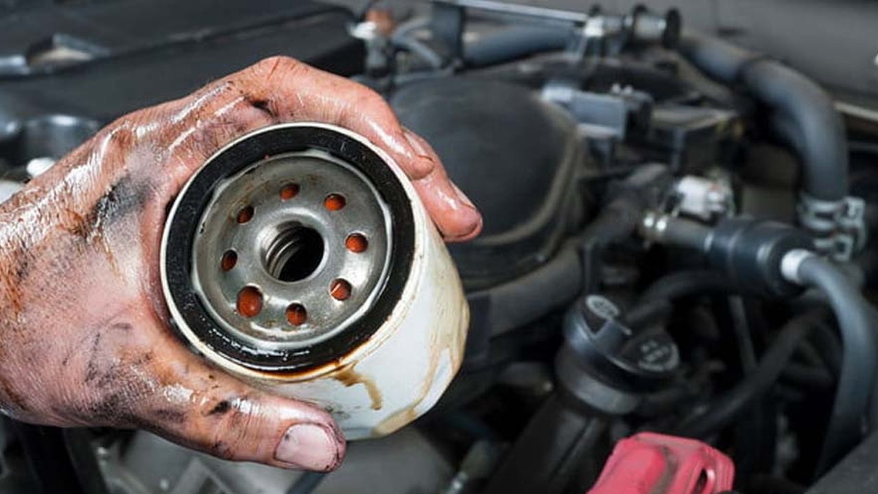 Ganti oli mobil dan filter sesuai waktunya.