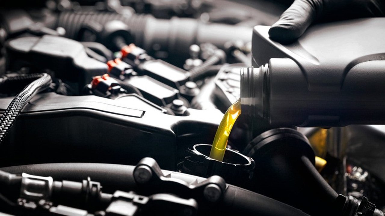 Ilustrasi penggantian oli mesin sepeda motor. (Pertamina Lubricants)