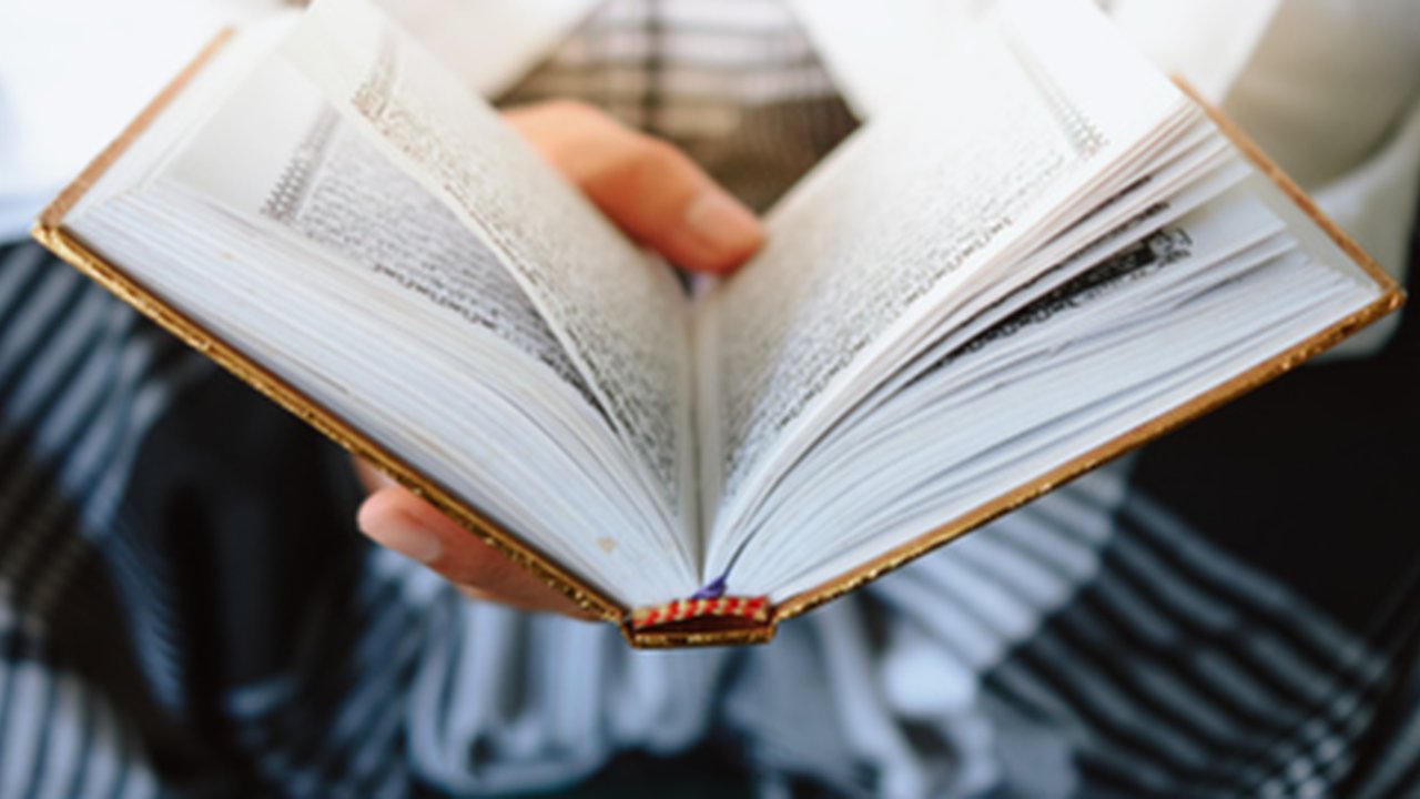 Ilustrasi Islami, muslim membaca Al-Qur'an. (Photo Copyright by Freepik)