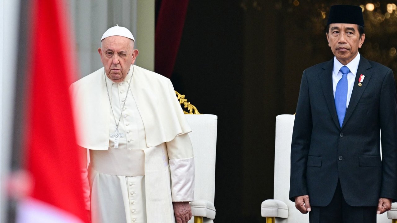 Presiden Jokowi bertemu Paus Fransiskus di Istana Merdeka, Jakarta, Rabu (4/9/2024).