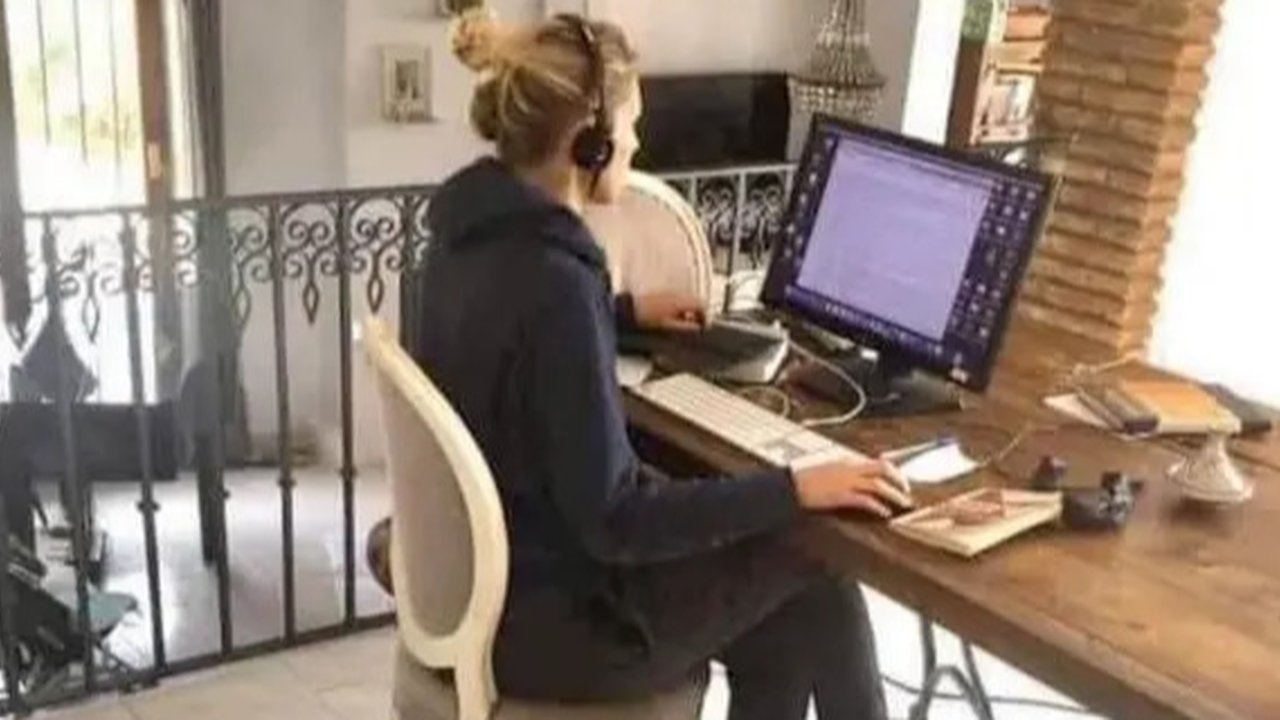 potret nyeleneh orang tua bekerja sambil momong anak (sumber: boredpanda)