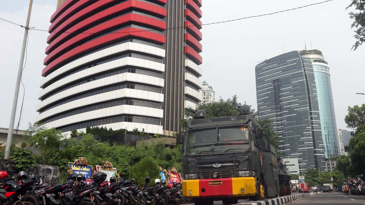 Kendaraan penyemprot air milik kepolisian disiagakan di jalan Kuningan Persada sekitar Gedung Merah Putih KPK, Jakarta. (Liputan6.com/Helmi Fithriansyah)