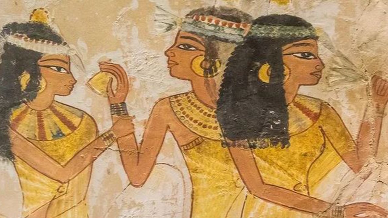 Sebuah lukisan ditemukan di dalam makam Nakht di Lembah Para Bangsawan, Mesir. Masing-masing wanita mengenakan penutup kepala.