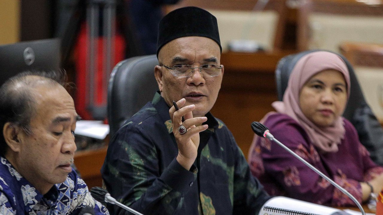 Wakil Ketua Komisi VIII DPR yang juga Ketua Panja Komisi VIII DPR Marwan Dasopang (tengah) memimpin rapat dengar pendapat bersama Komisi VIII DPR di Kompleks Parlemen, Senayan, Jakarta, Selasa (14/2/2023). Pengumuman terkait besaran biaya haji terpaksa ditunda hingga besok lantaran pemerintah bersama Panja Komisi VIII DPR masih belum menemui kesepakatan. (Liputan6.com/Faizal Fanani)