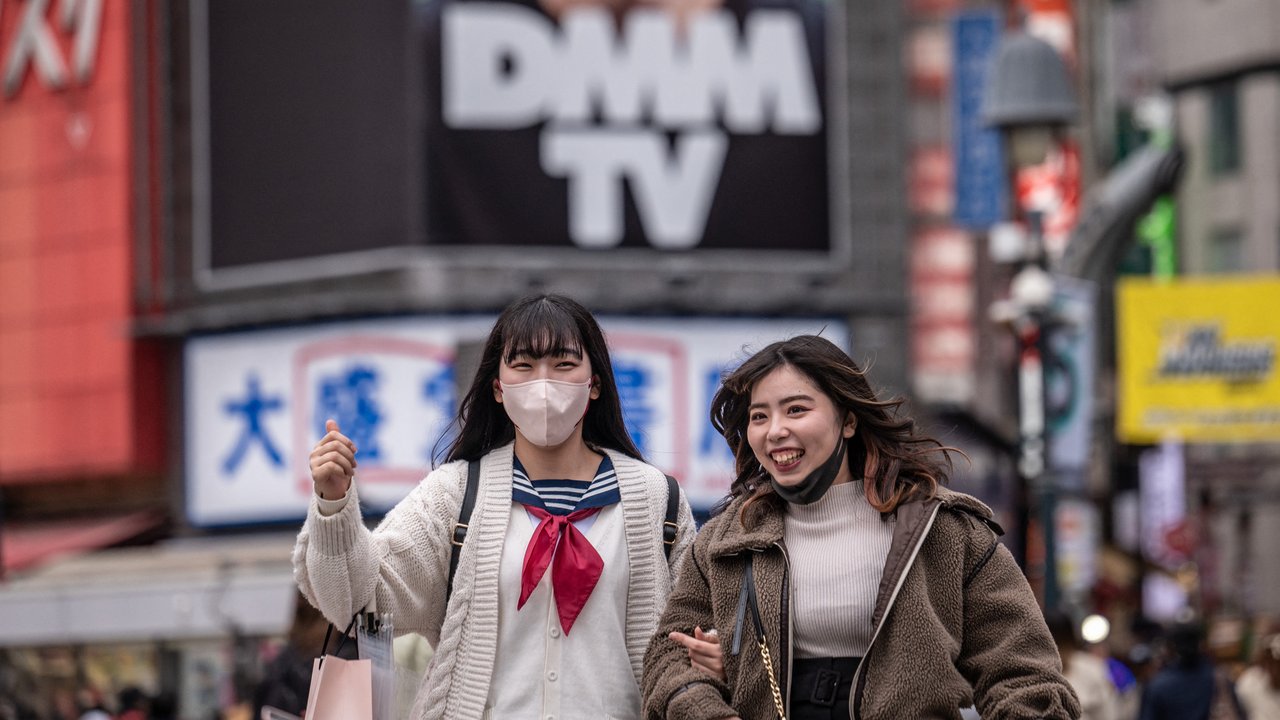 Sejumlah perempuan berpakaian tradisional kimono berjalan di sepanjang tujuan wisata di Kyoto, Jepang barat, Senin (13/3/2023). Meski aturan penggunaan masker telah dilonggarkan,  banyak orang di tempat-tempat umum dan tempat berkumpul yang masih menggunakan masker. (Kyodo News via AP)
