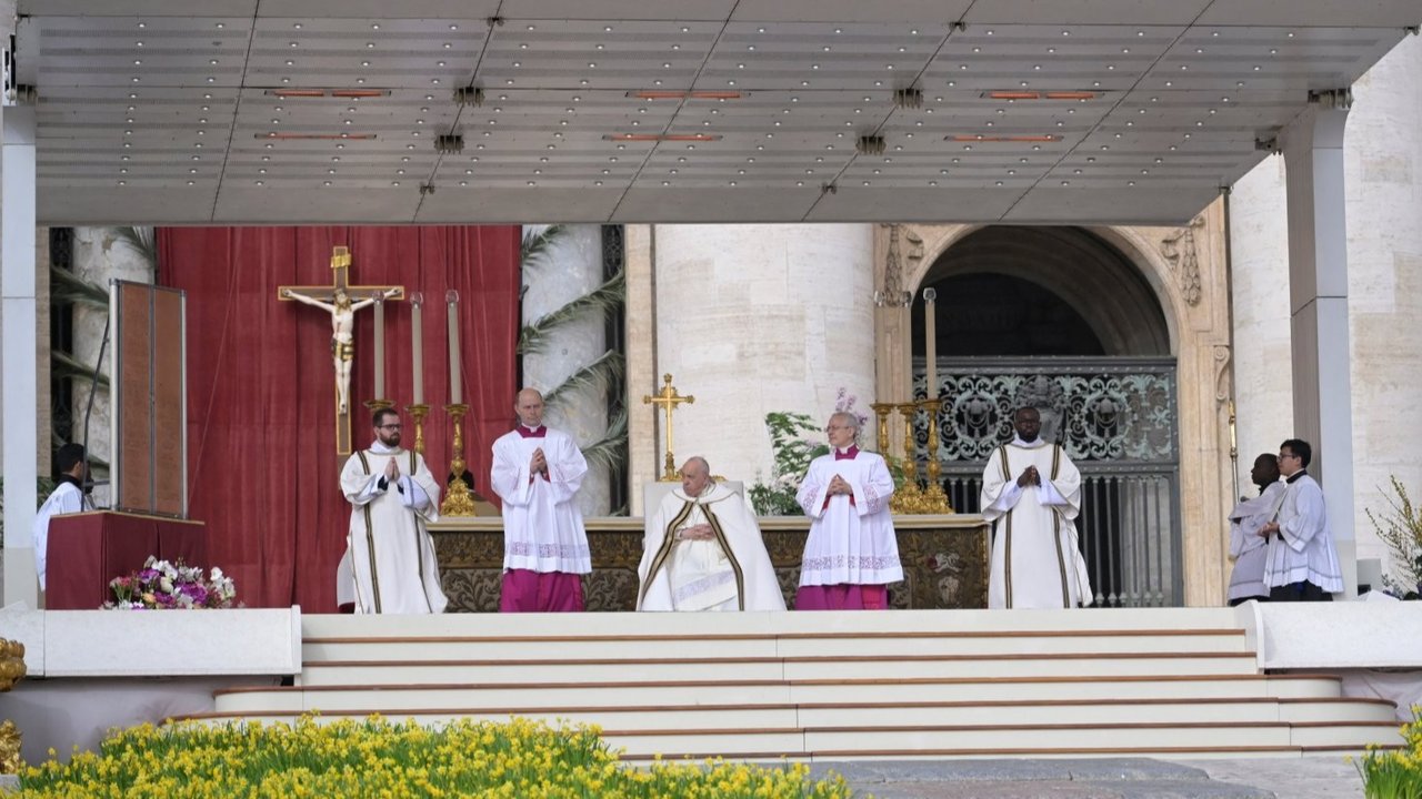 Paus Fransiskus menyampaikan pesan saat memimpin Misa Malam Paskah di Basilika Santo Petrus, Vatikan, Sabtu (11/4/2020). Paus mengatakan bahwa ketakutan orang-orang saat ini sama seperti k