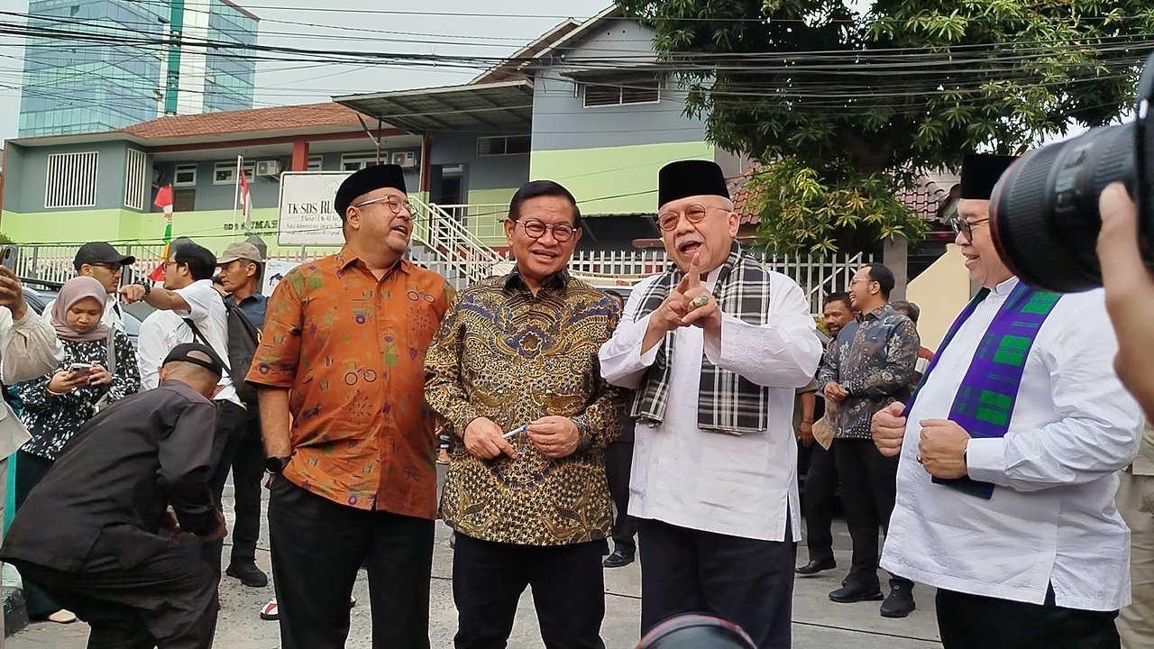 Calon gubernur, Pramono Anung dan calon wakil gubernur Rano Karno berjalan bersama mantan gubernur DKI Jakarta Fauzi Bowo saat mengunjungi Museum MH Thamrin, Jakarta, Selasa (3/9/2024). Cagub Pramono - Rano sebelumnya mengatakan bakal bertemu dengan para mantan Gubernur DKI Jakarta demi kesinambungan pembangunan ke arah yang lebih baik. Mereka pun mengagendakan pertemuan dengan sejumlah mantan pimpinan ibukota, namun belum bisa dipastikan perihal waktu dan tempat pertemuan tersebut.