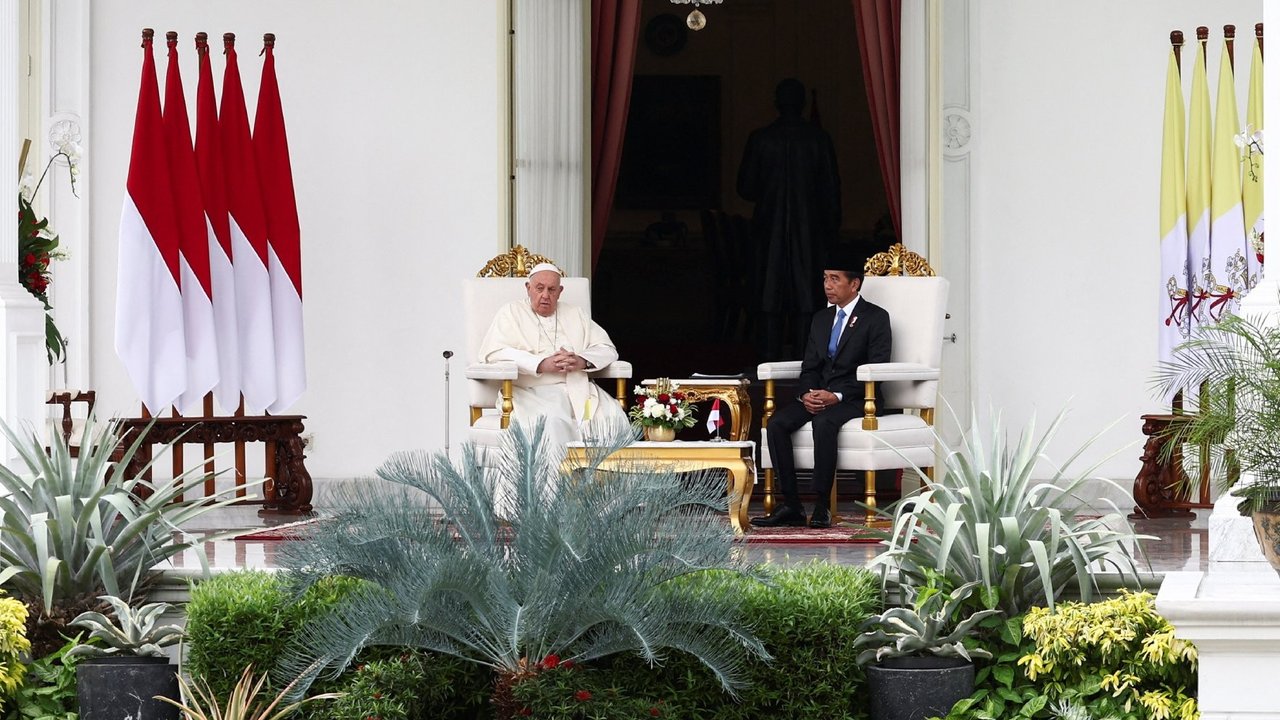 Presiden Jokowi bertemu Paus Fransiskus di Istana Merdeka, Jakarta, Rabu (4/9/2024).