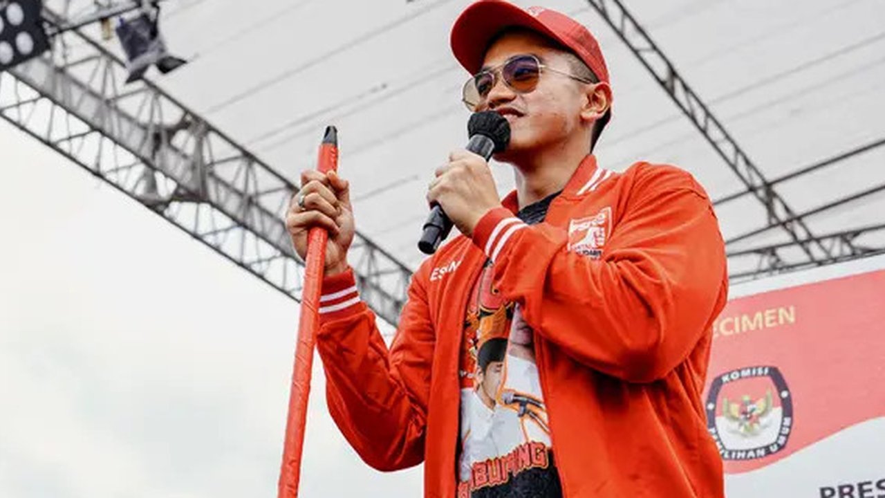 Intip gaya Kaesang Pangarep saat dampingi Erina Gudono ikut orientasi program S2 di Amerika Serikat. Putra bungsu Presiden Jokowi tampil siaga kenakan backpack Rp26 juta. [@erinagudono].