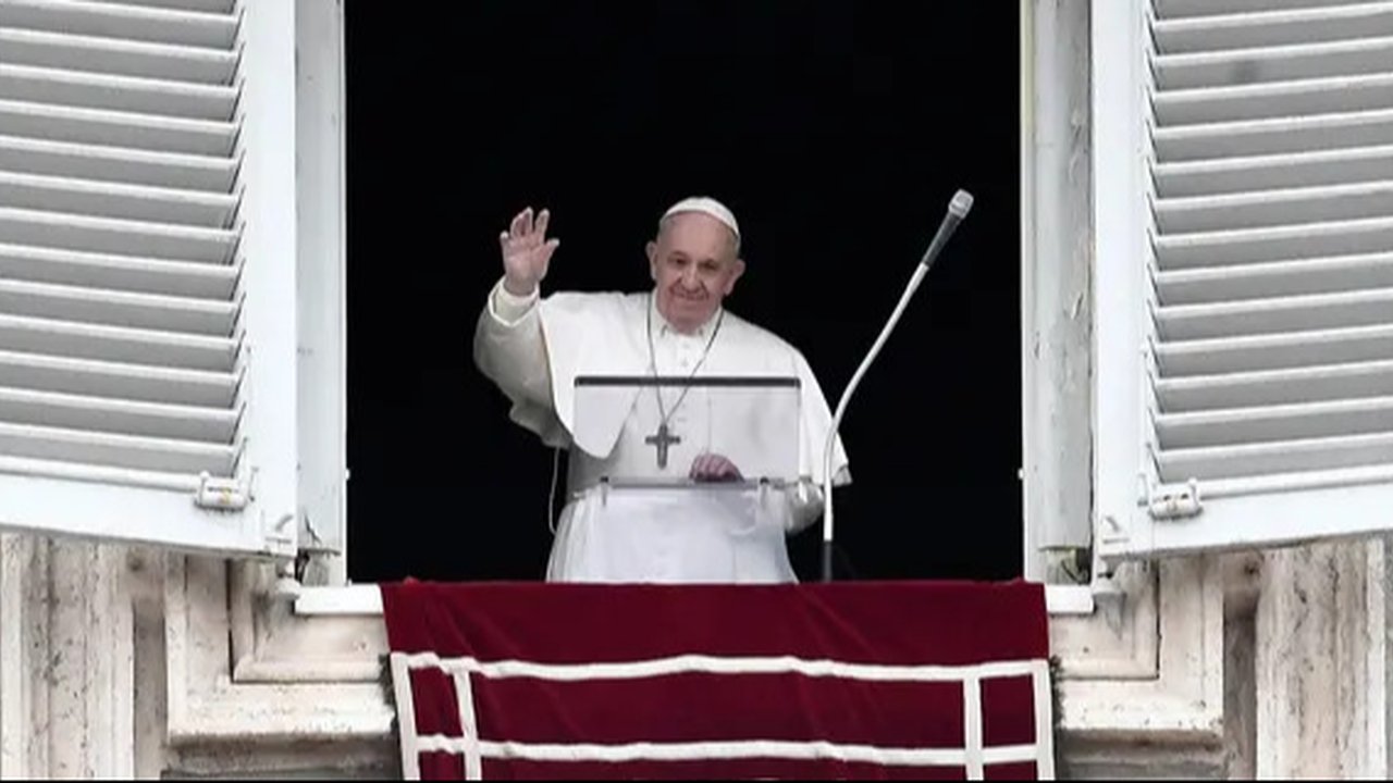 Paus Fransiskus menyampaikan pesan saat memimpin Misa Malam Paskah di Basilika Santo Petrus, Vatikan, Sabtu (11/4/2020). Paus mengatakan bahwa ketakutan orang-orang saat ini sama seperti k