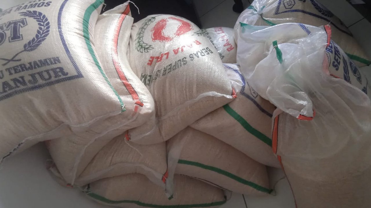 Pelaku pencurian di kios beras berhasil diamankan polisi kurang dari 10 jam. Kepala polisi pelaku mengaku nekad mencuri untuk memenuhi hasratnya kecanduan judi online (slot).