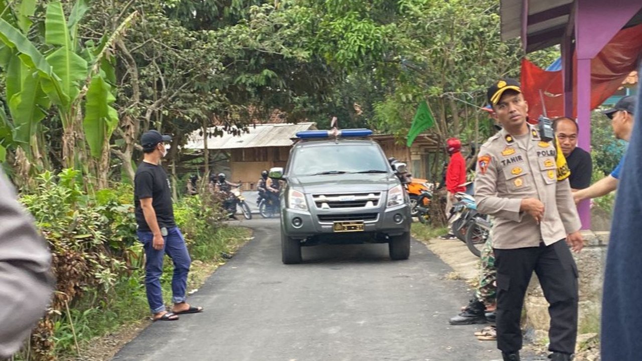 Personel Brimob Polda Sulteng berjaga di sebuah rumah di Kelurahan Talise Valangguni, Kota Palu saat Densus 88 Antiteror menggeledah rumah terduga jaringan Jemaah Islamiyah, Selasa (16/4/2024). (Foto: Heri Susanto/ Liputan6.com).