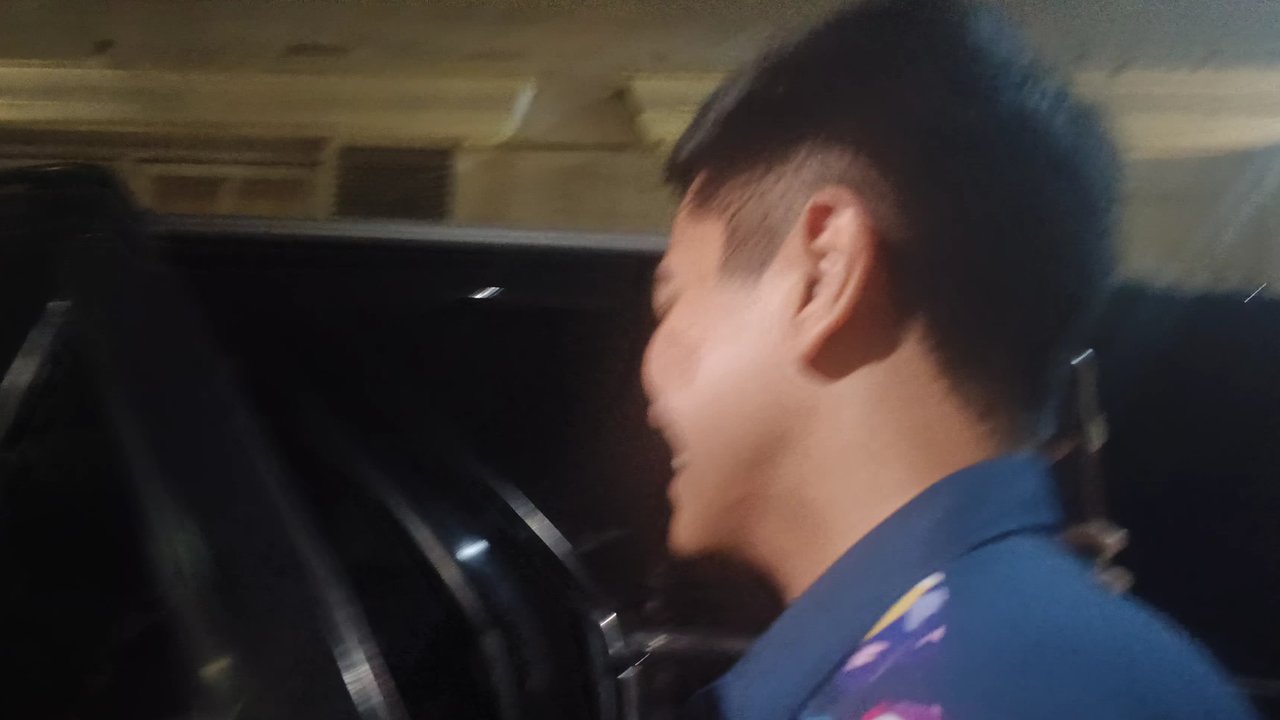 \Kaesang bergegas masuk ke mobil saat ditanyai wartawan.