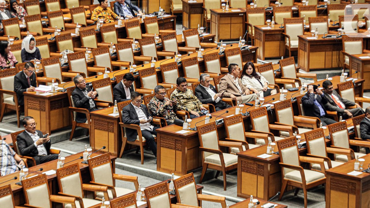 Rapat Paripurna tersebut dihadiri 105 orang wakil rakyat secara fisik dan sebanyak 197 anggota DPR RI lainnya menyatakan izin. (Liputan6.com/Faizal Fanani)