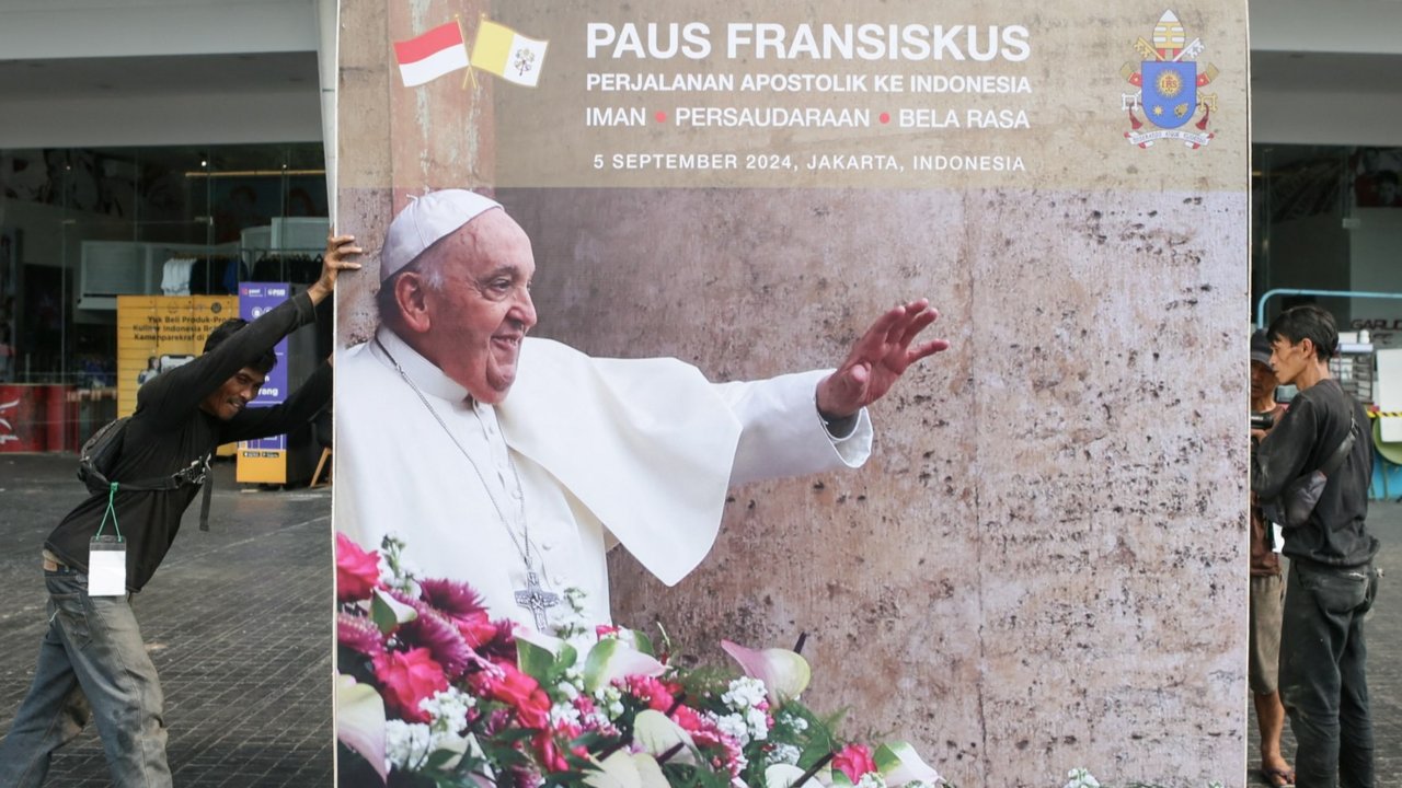 Paus Fransiskus tiba di Katedral Bunda Maria Diangkat ke Surga, Jakarta. Kedatangannya disambut hangat oleh sejumlah pelajar yang memainkan alat musik tradisional, angklung, menciptakan suasana yang penuh khidmat dan budaya.