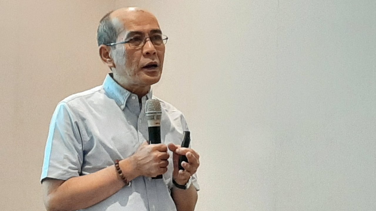 Ekonom Senior Institute For Development of Economics and Finance (INDEF), Faisal Basri, mengusulkan agar kebijakan kenaikan tarif Pajak Pertambahan Nilai (PPN) sebesar 12 persen di 2025 ditunda.
