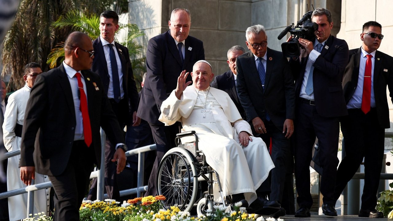 Paus Fransiskus tiba di Katedral Bunda Maria Diangkat ke Surga, Jakarta. Kedatangannya disambut hangat oleh sejumlah pelajar yang memainkan alat musik tradisional, angklung, menciptakan suasana yang penuh khidmat dan budaya.