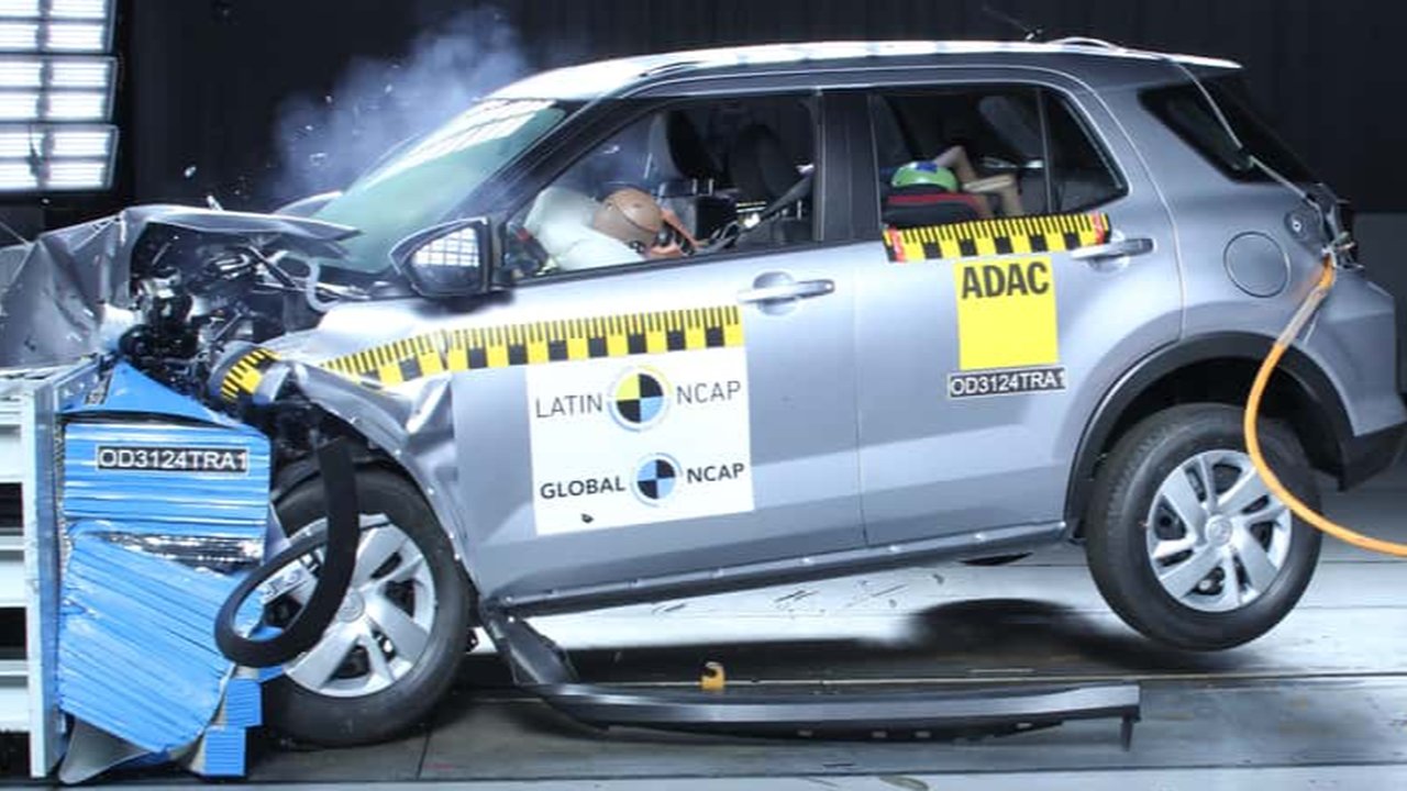 Uji tabrak depan Toyota Raize.