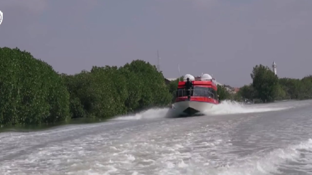 Kapal cepat di pulau terpencil Sampang