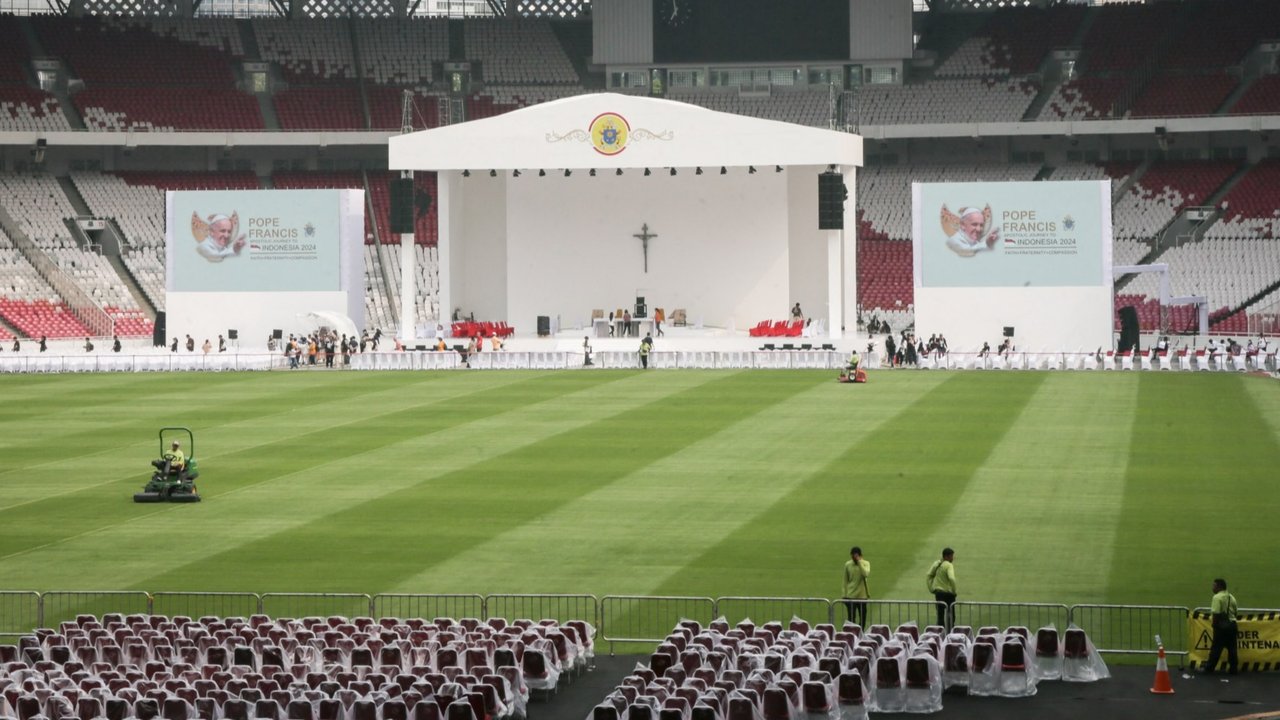 Panggung megah telah disiapkan di Stadion Utama Gelora Bung Karno (GBK) di Jakarta untuk menyambut Misa Akbar yang akan dipimpin oleh Paus Fransiskus pada hari ini.