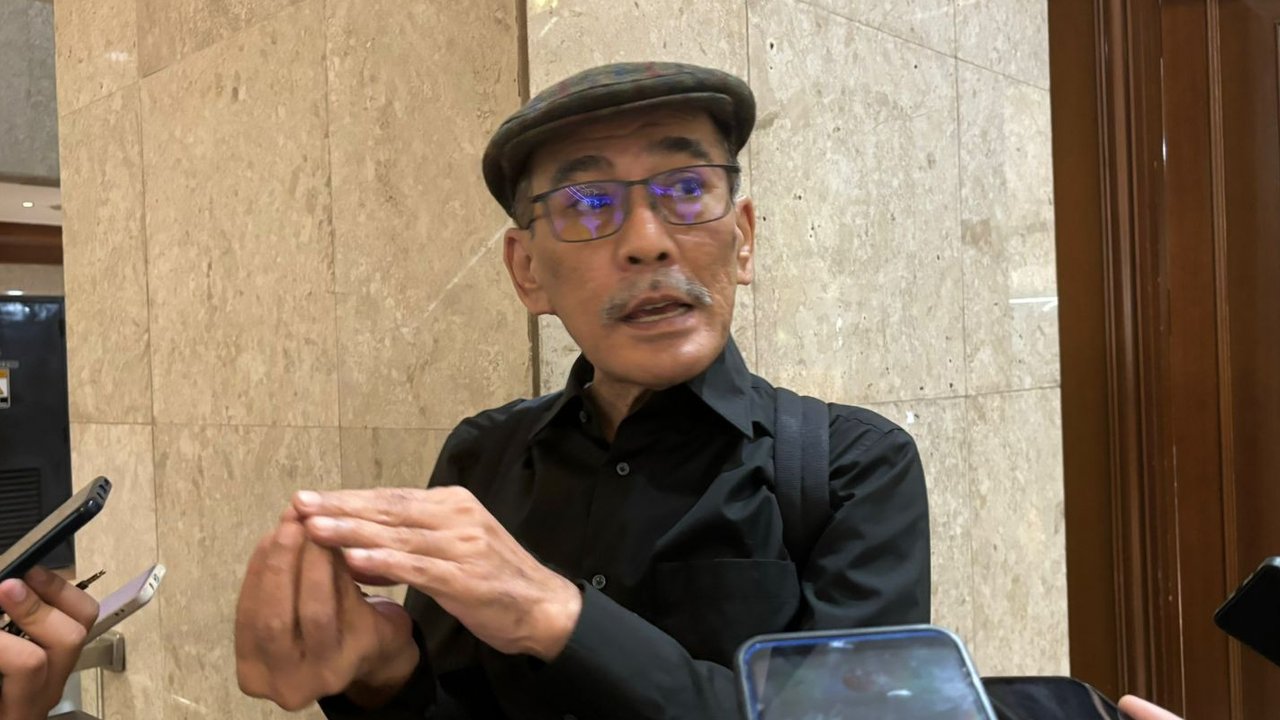 Pengamat ekonomi Faisal Basri saat memaparkan tentang Holding BUMN Migas di Jakarta Selatan, Jumat (16/3). Menurutnya, Indonesia defisit perdagangan di sektor manufaktur, makanan dan minuman, serta migas. (Liputan6.com/Angga Yuniar)