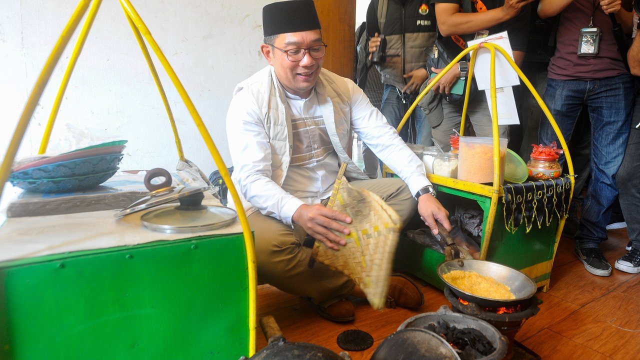 Bakal calon Gubernur DKI Jakarta Ridwan Kamil (kanan) berbincang dengan mantan Gubernur DKI Jakarta Fauzi Bowo (kiri) saat menungjungi Museum Betawi di Perkampungan Budaya Betawi Setu Babakan, Jakarta, Rabu (4/9/2024).