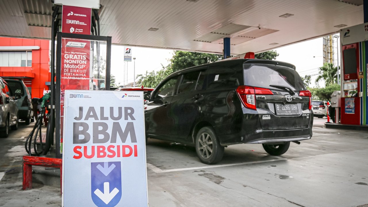 Sebuah kendaraan bermotor mengisi bbm. (Dok. Pertamina)